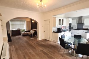Through lounge/diner- click for photo gallery